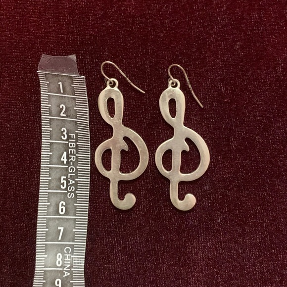 SOLD! Treble clef 🎼 metal earrings - Picture 4 of 4